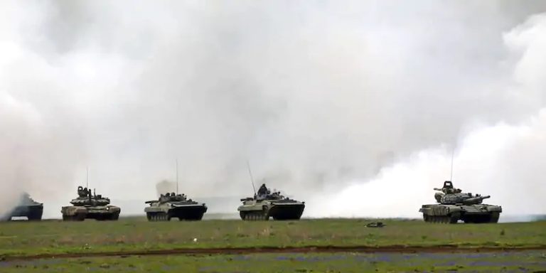 Guerra in Ucraina, secondo Zelensky la Russia sta ammassando truppe nel Donbass