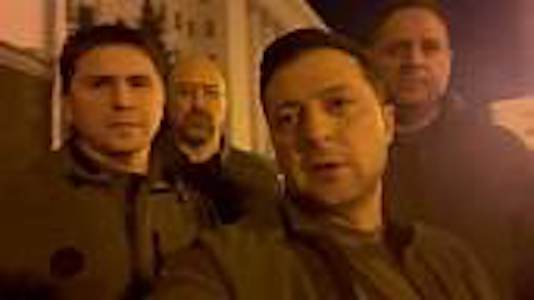 Guerra in Ucraina, parla Zelensky: “Siamo qui a Kiev a difendere la nostra patria”