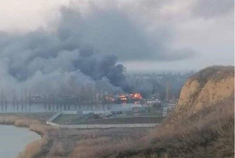 Guerra in Ucraina, i bombardieri russi colpiscono l’aeroporto di Mykolaiv sul Mar Nero. Bombe anche su Kiev