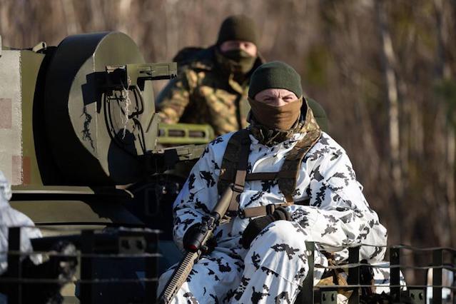 Guerra in Ucraina, per Kiev la Russia ha perso almeno 800 soldati, sei elicotteri e 30 carri armati