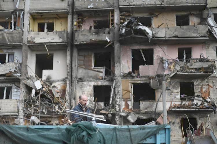 L’assedio di Kiev, parla il premier Zelensky: “Sono qui, non deporremo mai le armi”
