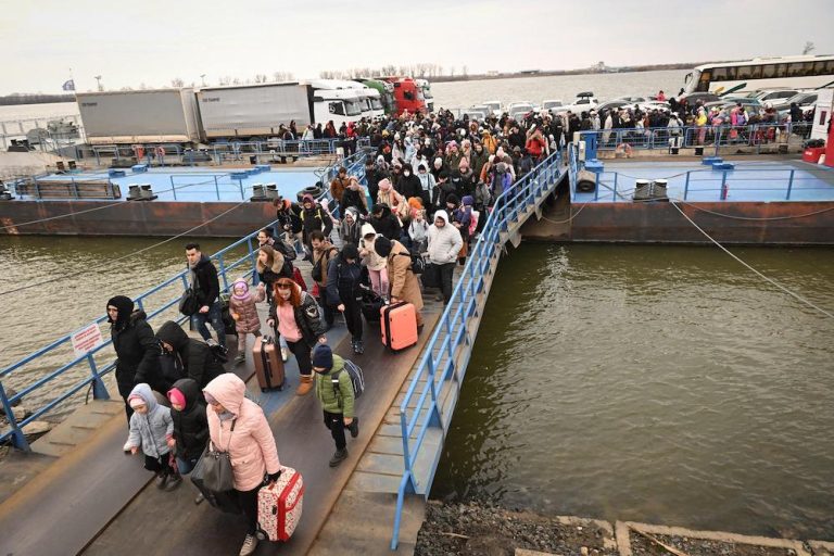 Guerra in Ucraina, il dramma dei 300mila profughi in fuga dai bombardamenti