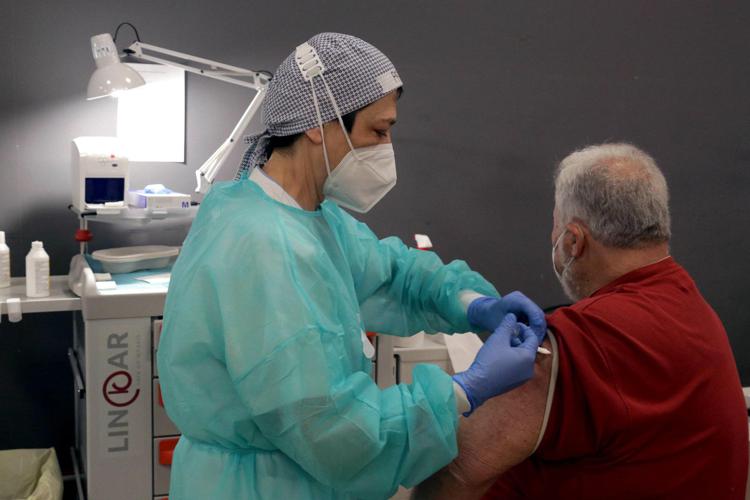 Covid, per la virologa Gismondo “Prorogare l’obbligo di vaccinazione anti Covid per gli over 50 dopo il 15 giugno”