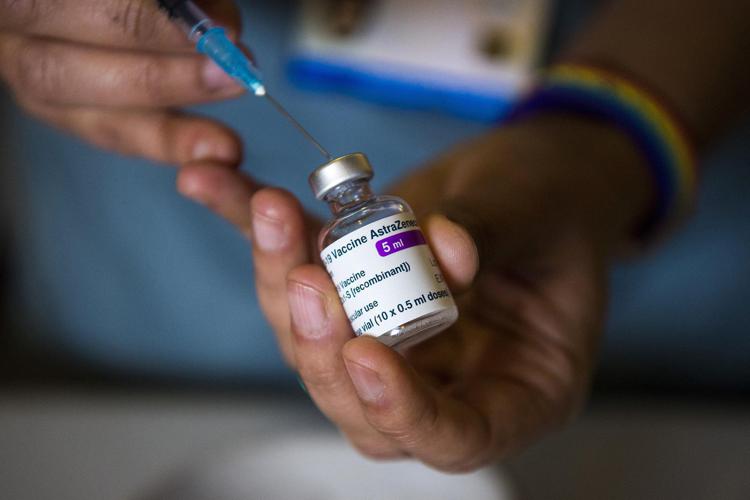 AstraZeneca, l’accusa di uno scienziato di Oxford: “Miei colleghi e politici hanno probabilmente ucciso centinaia di migliaia di persone compromettendo la fiducia nel vaccino”
