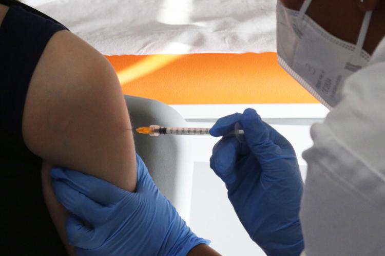 Vaccini anti Covid, parla il pedriata Guarino: “Penso che sia pazzesco trattare la pandemia come se fosse una partita di calcio o un dibattito fra favorevoli e contrari”