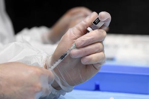 Ascoli Piceno: attestava la somministrazione del vaccino anti-Covid per ottenere il green pass senza però somministrare la dose. Denunciato un medico