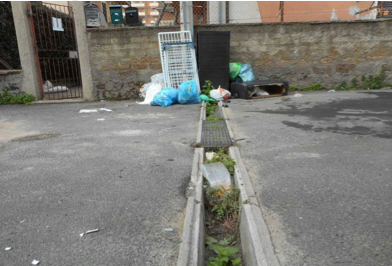 Residenti di via Bari a Ladispoli furiosi: pulizia stradale inesistente