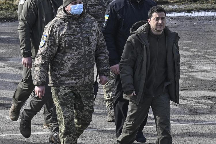 Guerra in Ucraina, la rabbia del premier Zelensky: “Siamo stati lasciati soli a combattere contro i russi”