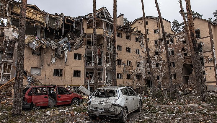 Guerra in Ucraina, l’assedio di Kiev: i russi usano le bombe a grappolo. Nella città la gente muore di fame