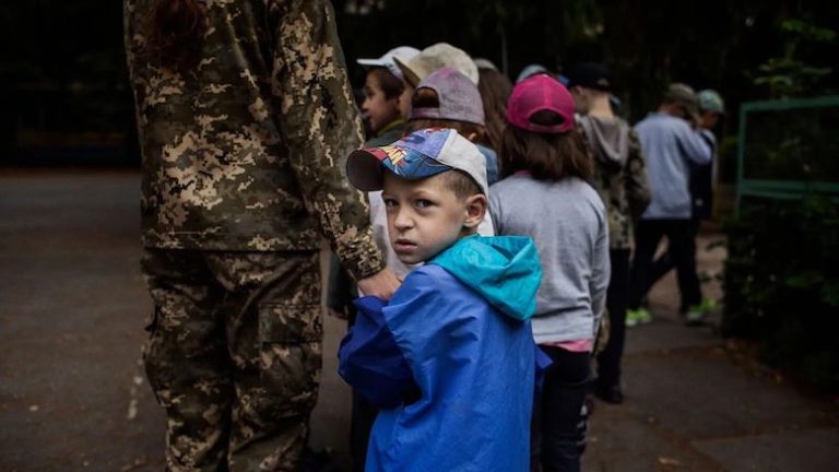 Guerra in Ucraina, la tragica accusa di Kiev: “I russi hanno ucciso sinora 90 bambini”