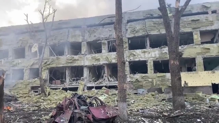 Guerra in Ucraina, i russi bombardano l’ospedale pediatrico di Mariupol. Bimbi sotto le macerie