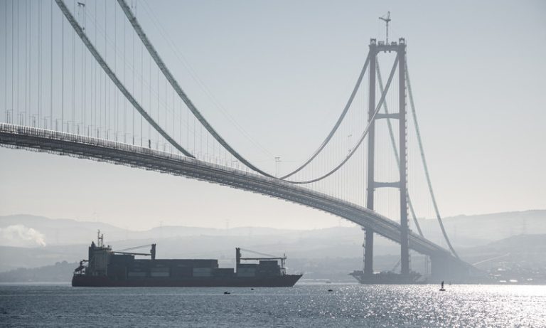 Una nave che trasportava mais verso l’Italia si è arenata nello stretto dei Dardanelli in territorio turco