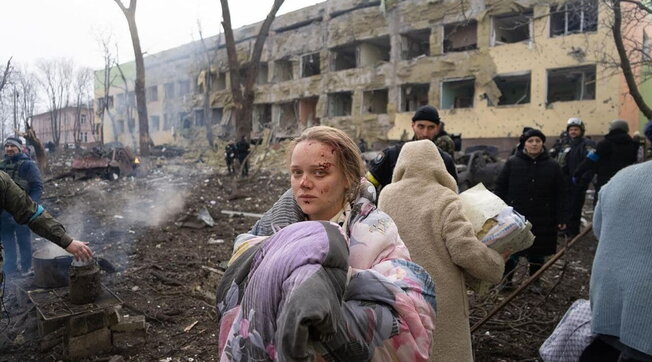 Guerra in Ucraina, la donna incinta diventata il simbolo dell’ospedale pediatrico bombardato a Mariupol ha partorito