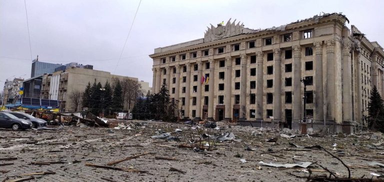 Guerra in Ucraina, l’appello di Zelensky all’Unione europea: “Non abbandonateci, stiamo pagando un prezzo altissimo per la libertà”