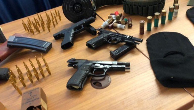 Roma, scoperto un arsenale in un box al quartiere Tuscolano: arrestate tre persone