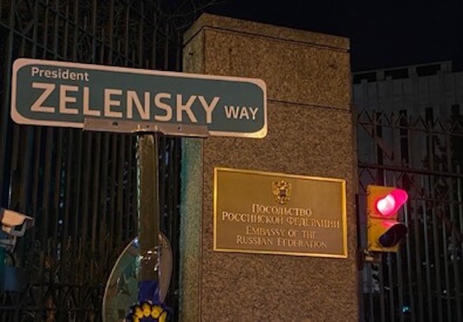 Usa, davanti l’ambasciata russa spunta il cartello “Zelensky way”