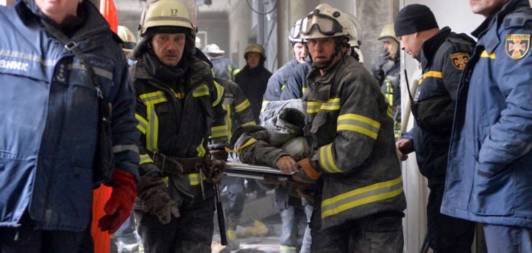 Guerra in Ucraina, bagno di sangue a Kharkiv: le bombe russe uccidono dieci persone