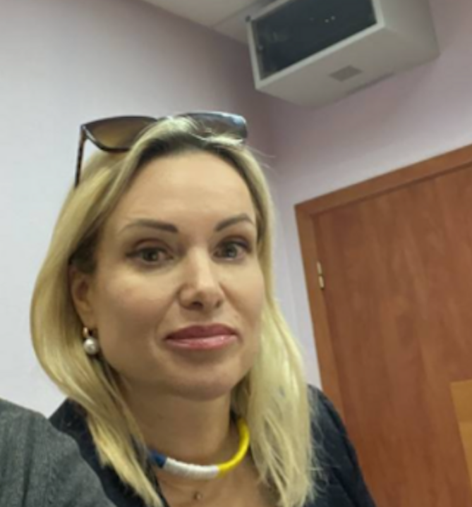 Mosca, la giornalista russa “celebre” per la protesta in tv contro la guerra è stata multata e rilasciata