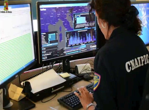 Napoli, vendevano a 200 euri le risposte dei test per l’ingresso al corso di laurea magistrale in Scienze Motorie: arrestati due tecnici amministrativi