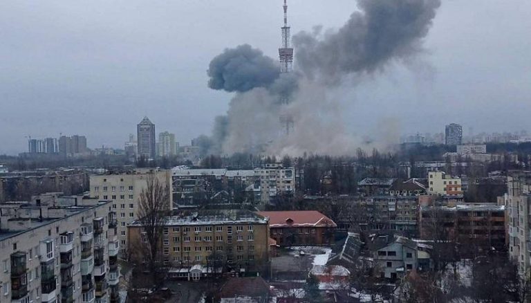 Guerra in Ucraina, razzi e bombe russe hanno colpito la torre della televisione di Kiev: almeno cinque i morti