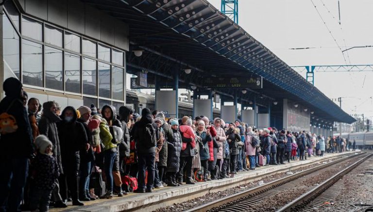 Guerra in Ucraina, l’odissea dei profughi nelle lunghe attese alle stazioni ferroviarie