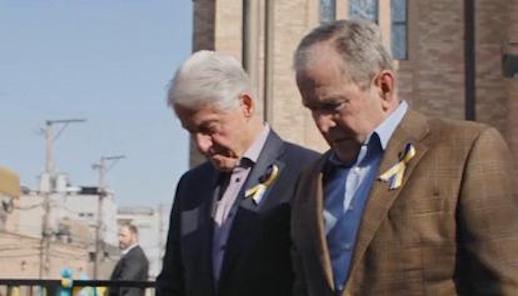 Usa, gli ex presidente Clinton e Bush depositano fiori per l’Ucraina in una chiesa di Chigaco