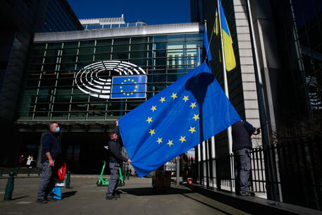 Guerra in Ucraina, l’Ue ha trovato un accordo su un inasprimento delle sanzioni a Russa e Bielorussia