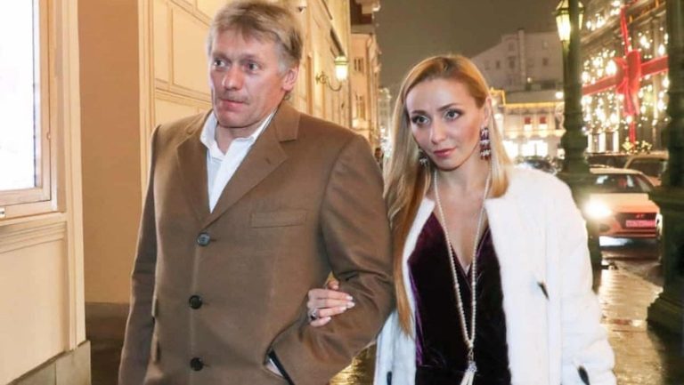 Guerra in Ucraina, le sanzioni Usa colpiscono anche la moglie e i figli del portavoce di Putin