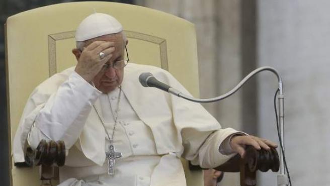 Guerra in Ucraina, il nuovo appello di Papa Francesco: “Le armi non sono la soluzione, lavorare per pace”