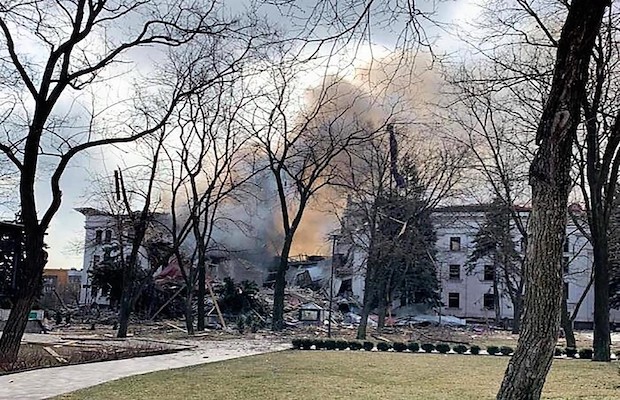 Guerra in Ucraina, raid aereo contro una scuola di Mariupol: dentro c’erano 400 persone