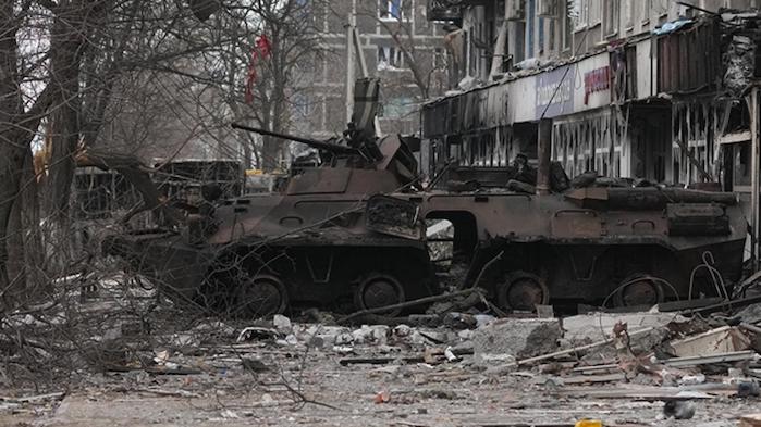 Guerra in Ucraina, la Russia bombarda l’ufficio Ue a Mariupol e una sede della Croce Rossa