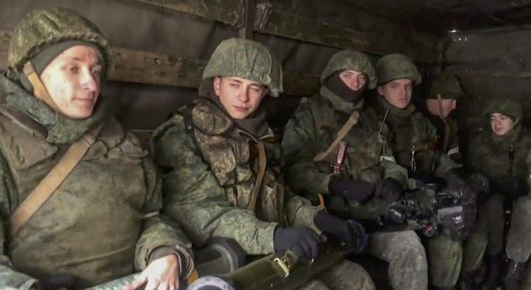 Guerra in Ucraina, l’orrore a Mariupol: i soldati russi stuprano le donne e poi le impiccano