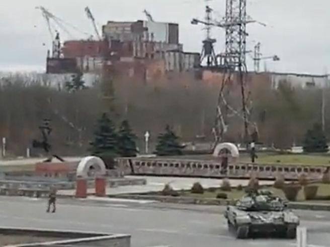 Guerra in Ucraina, secondo Kiev decine di soldati russi sono rimasti contaminati nelle vicinanze della centrale di Chernobyl