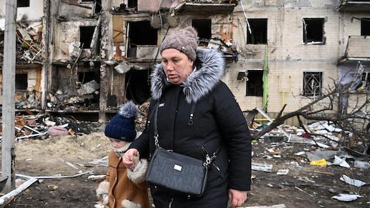 Guerra in Ucraina, la disperazione del sindaco di Mariupul: “La città è senza acqua, mezzo milione di persone in trappola”