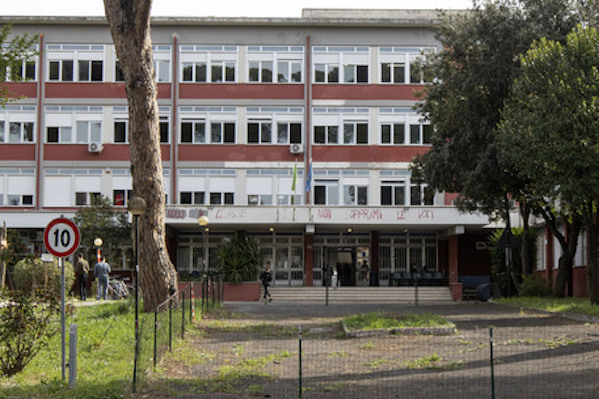 Roma, bufera su la dirigente scolastica del Liceo Montale per una presunta relazione con una studente