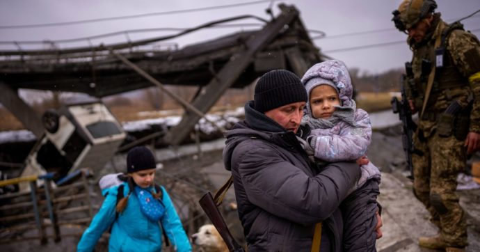 Guerra in Ucraina, Intesa Sanpaolo dona 10 milioni di euro per i profughi in fuga dall’invasione russa