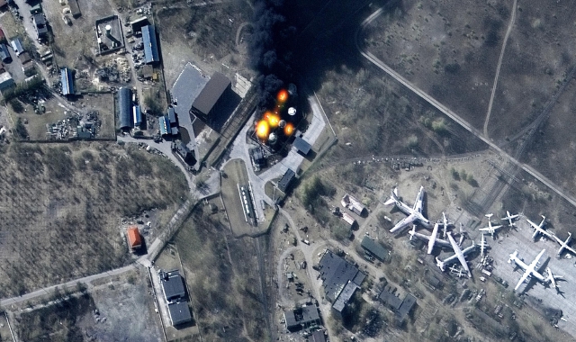 Guerra in Ucraina, aerei russi bombardano l’aeroporto Antonov a nord di Kiev