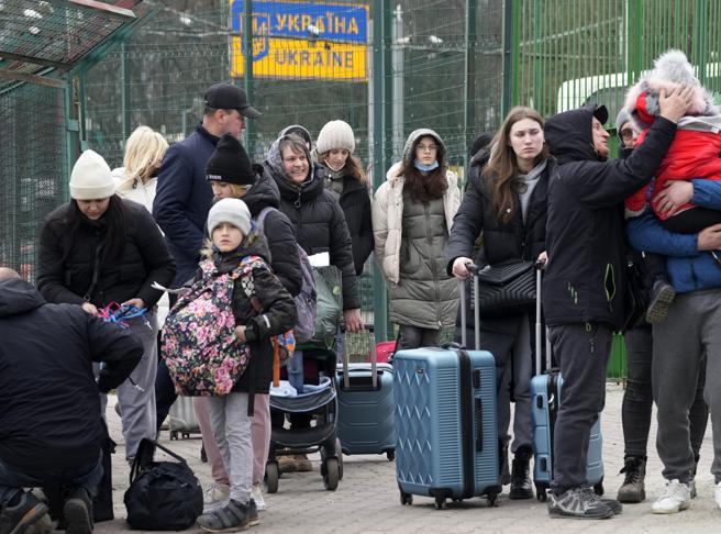 Guerra in Ucraina, gli Usa promettono 2,7 miliardi di dollari per sostenere i profughi accolti nei Paesi europei