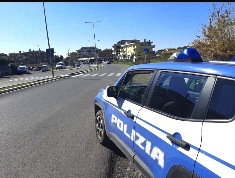 Poliziotti in azione in piazza Aldo Moro, piazza Risorgimento e nel Centro Storico