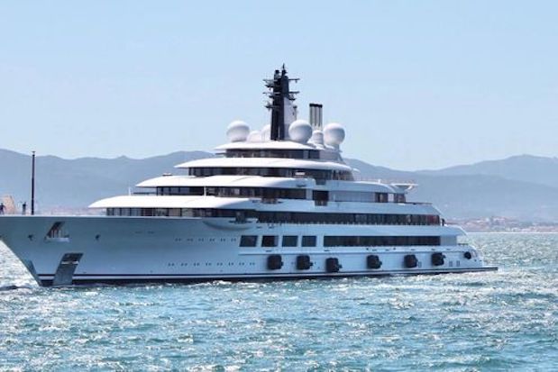 Marina di Carrara, il mega yacht da 700 milioni di dollari sarebbe di Putin