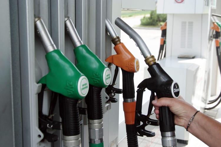 Il prezzo di benzina e diesel oggi in aumento nei distributori di carburanti in Italia