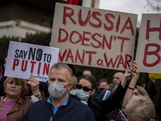 Guerra in Ucraina, secondo Amnesty International in Russia è caccia agli oppositori del conflitto