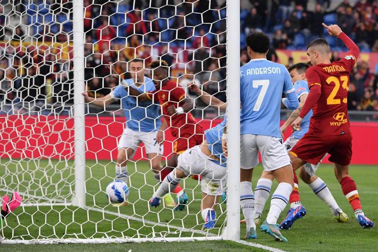 Calcio, la Roma travolge la Lazio 3-0 e la sorpassa in classifica al 5° posto
