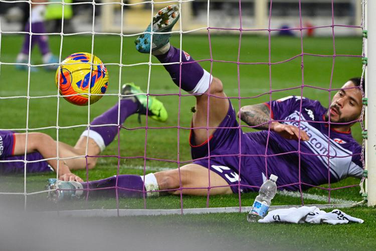 Calcio, la Juve vince con un autogol al 91° contro la Fiorentina nella semifinale di Coppa Italia