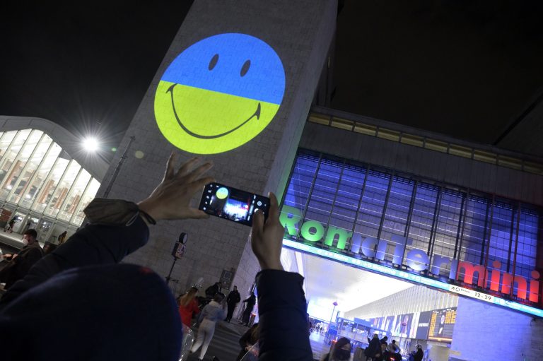 Roma, ecco il gigantesco smile con i colori dell’Ucraina alla stazione Termini