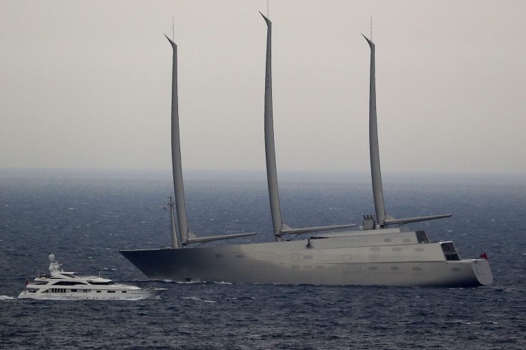 Trieste, la Finanza confisca lo yacht del miliardario russo Andrey Melnichenko