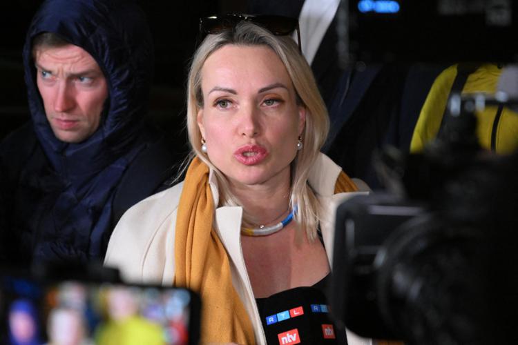 La giornalista russa dissidente Marina Ovsyannikova è fuggita dagli arresti domiciliari