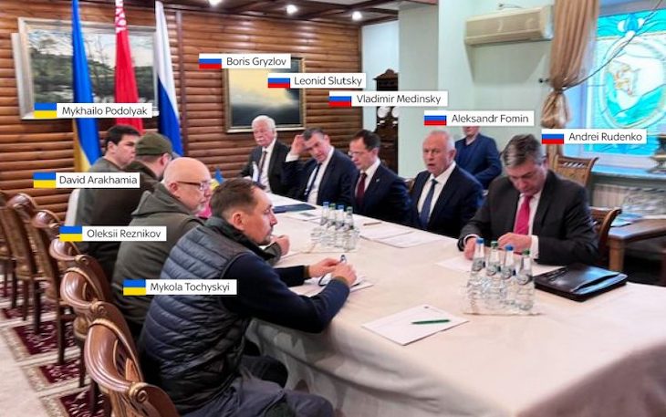 Guerra in Ucraina, il Financial Times parla di una bozza di accordo di pace in 15 punti sui Mosca e Kiev hanno fatto progressi significativi