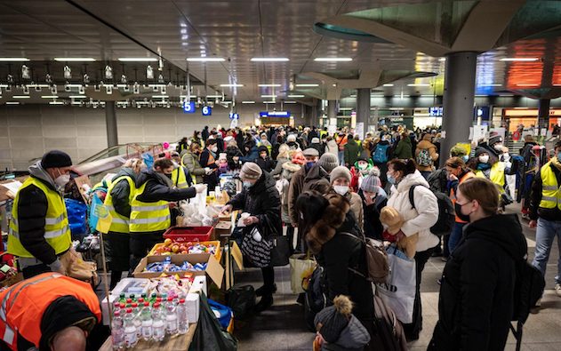 Guerra in Ucraina, la stazione centrale di Berlino “invasa” da migliaia di profughi ucraini in fuga dall’invasione russa