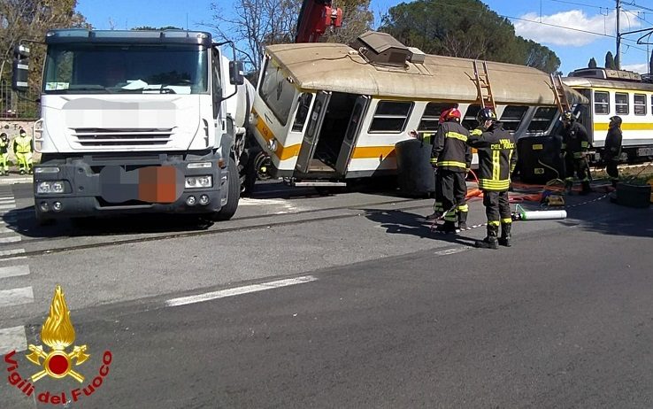Roma, scontro tra un camion e un tram sulla via Casilina: nessun ferito